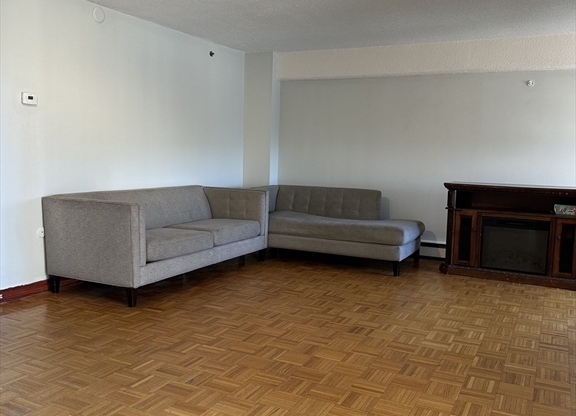 2 beds, 1 bath, 940 sqft, $2,400, Unit 8C