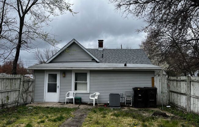 Welcome to this charming 1 bedroom, 1 bathroom house located in Peoria, IL.