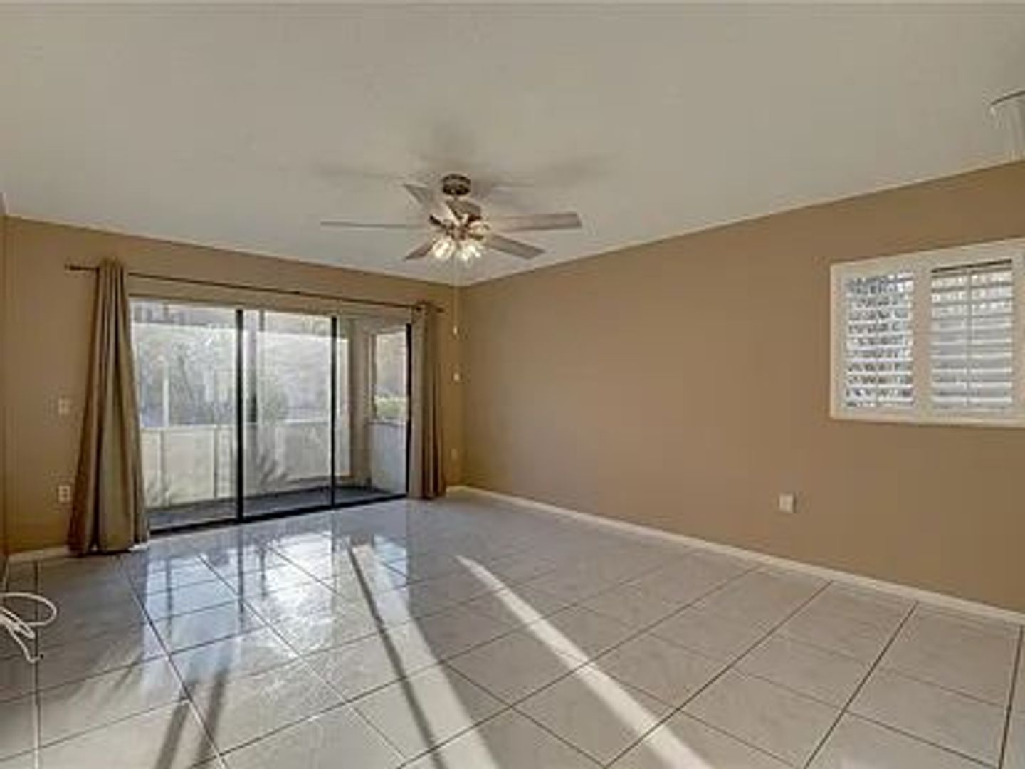 600 DOUGLAS ST LLC