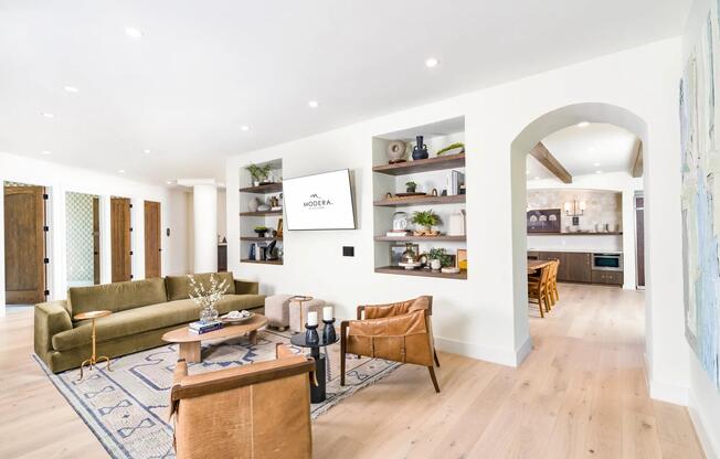 Comfortable and welcoming, Modera Trailhead’s resident lounge blends modern design with inviting details for relaxing or entertaining.