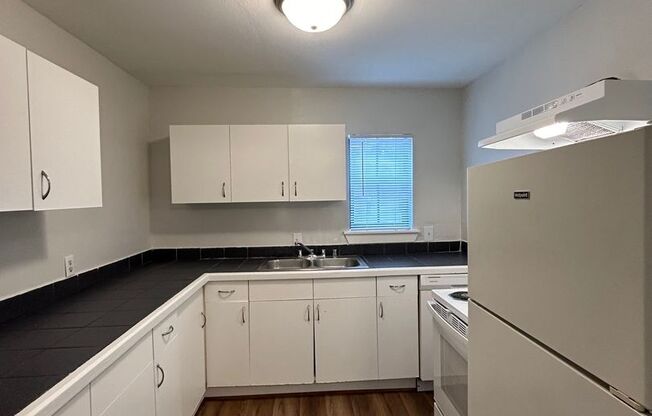 2 beds, 1 bath, $895, Unit MA9133