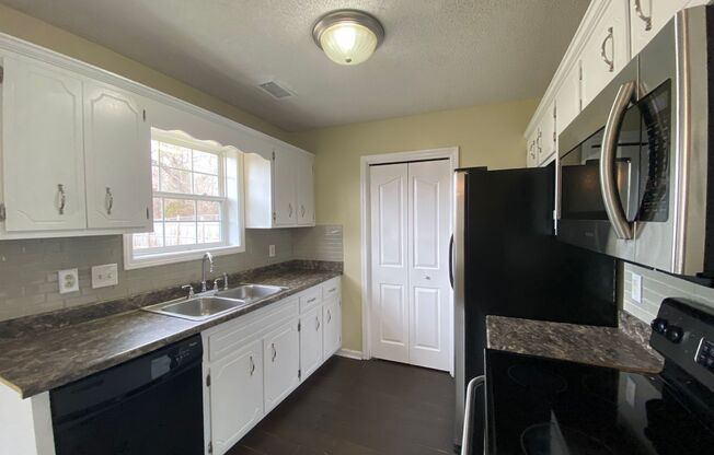 3 beds, 2 baths, $1,400