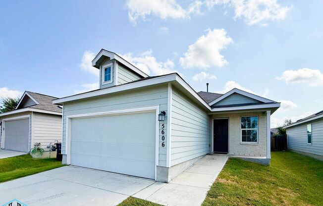 Comfort, Convenience & Accessibility! Beautiful 3-Bedroom 2-Bath Singe Storey Home Near Randolph & Ft. Sam!