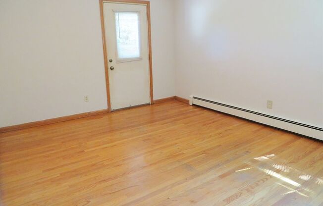 2 beds, 1 bath, 850 sqft, $1,299, Unit 5806-3 Russett