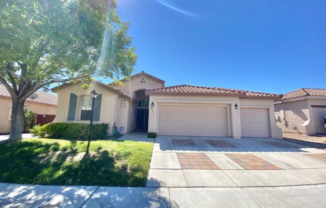 BEAUTIFUL 3 BEDROOM HOME WITH POOL!!