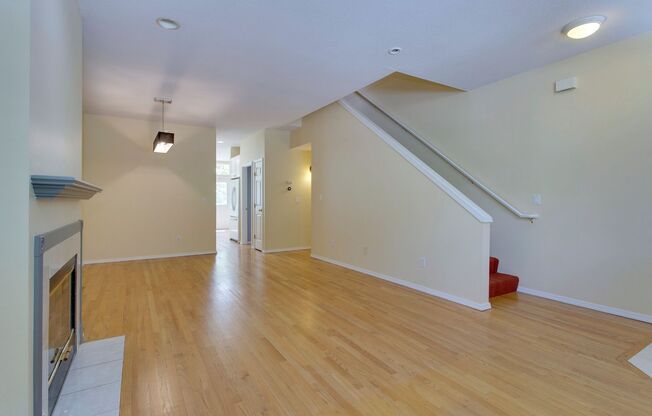 Charming 2BD/2.5BTH Townhouse with Spacious Bonus Room in Multnomah Village