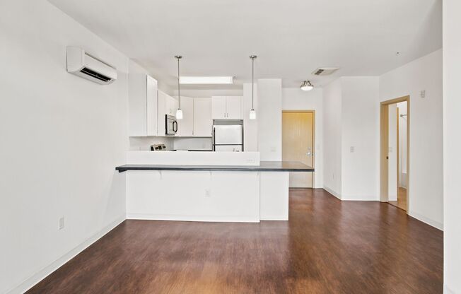 1 bed, 1 bath, 708 sqft, $1,950, Unit 423