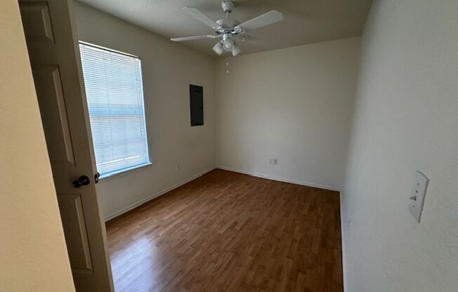 2 beds, 1 bath, $850, Unit Apt G