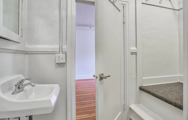 1 bed, 1 bath, 466 sqft, $1,195, Unit 27
