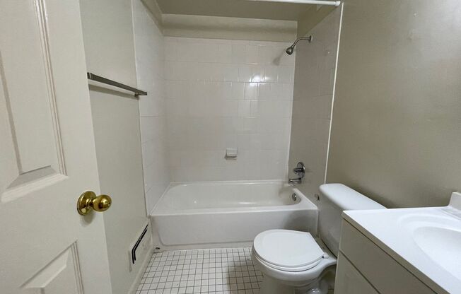 2 beds, 1 bath, 800 sqft, $1,475, Unit 2715A-1A