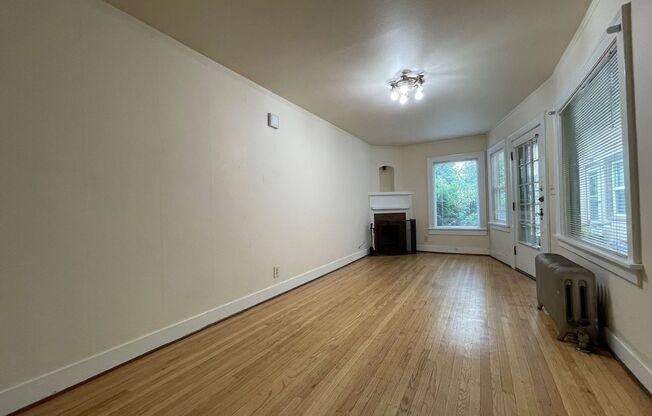 Buckman Charmer Studio~ Quick Access to Big City Amenities~ Onsite Laundry~ Fur Babies Welcome!