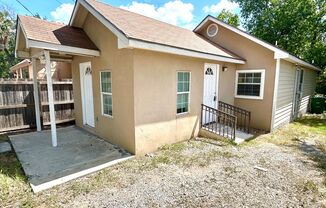 **APPLICATION RECEIVED** MUST SEE! Lovely 2 Bedroom / 2 Bath Home Near Downtown!