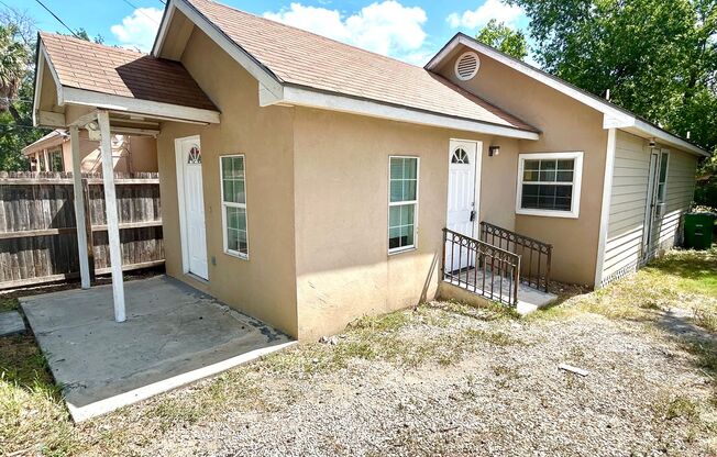 MUST SEE! Lovely 2 Bedroom / 2 Bath Home Near Downtown!