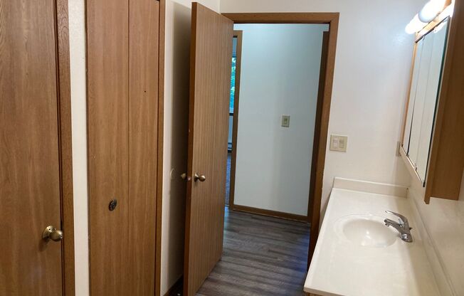 3 beds, 1 bath, 1,040 sqft, $1,695, Unit 3172-302