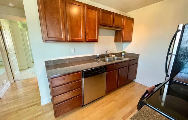 Modern Elegance with Bay Views: Charming 1 Bed, 1 Bath in Tacoma, WA