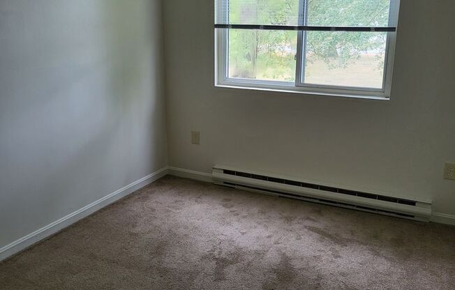 2 beds, 1 bath, $1,300, Unit AE5