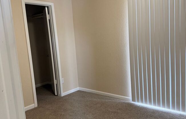 2 beds, 1 bath, 812 sqft, $1,085, Unit 402