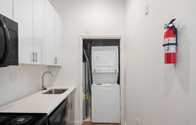 3 beds, 2 baths, 875 sqft, $1,300, Unit Unit 404