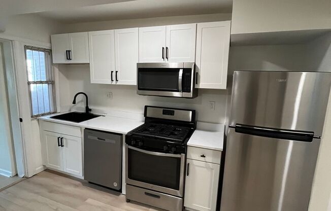 2 beds, 1 bath, $2,200, Unit (Unit 4)