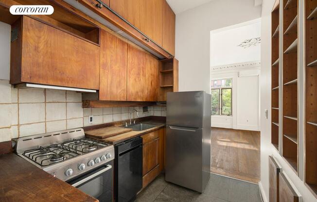228 E 11 ST
