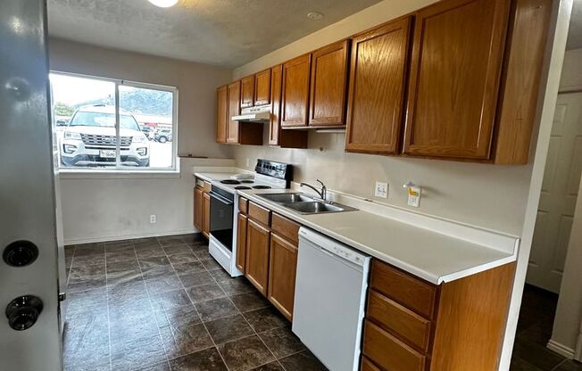 2 beds, 1 bath, 876 sqft, $1,200, Unit 6