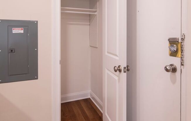 Studio, 1 bath, 380 sqft, $1,995, Unit 212
