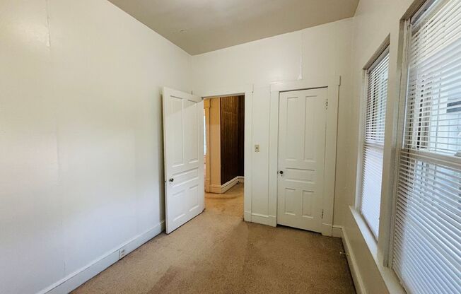 2 beds, 1 bath, $975, Unit 3