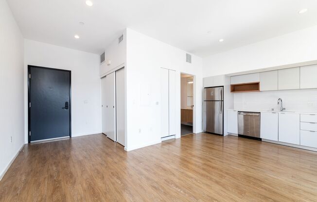 Studio, 1 bath, 537 sqft, $2,400, Unit 305