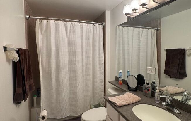2 beds, 1 bath, 1,200 sqft, $3,275, Unit 418-1105