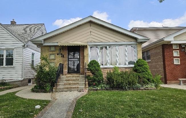4535 N SAYRE AVE