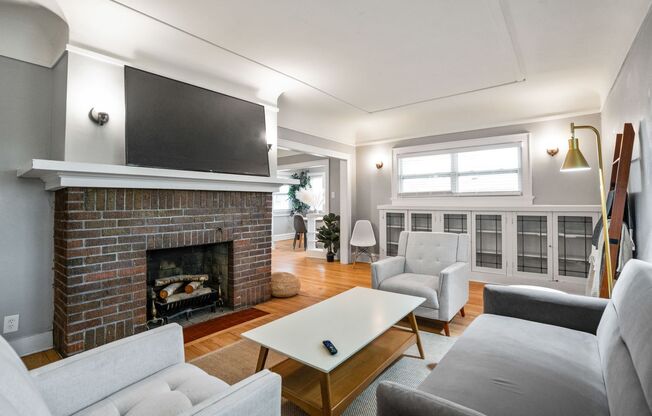 Rare quality UWM Flat , Walk to Campus!