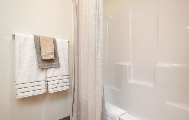 Windsor at Amberglen Apartments | Bathroom