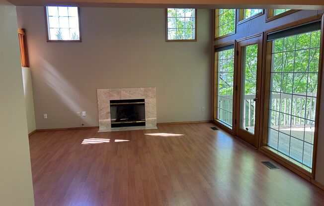 Treetop Oasis-Next to Green Belt & Stream In Front of House. Easy Access to Downtown Portland!