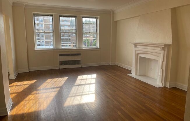 1 bed, 1 bath, 962 sqft, $1,525, Unit New King Edward  805