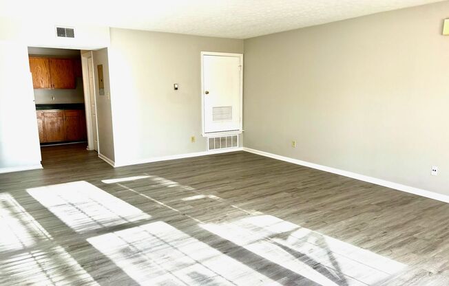 3 beds, 1 bath, 900 sqft, $850, Unit 526-204 Locher Alley
