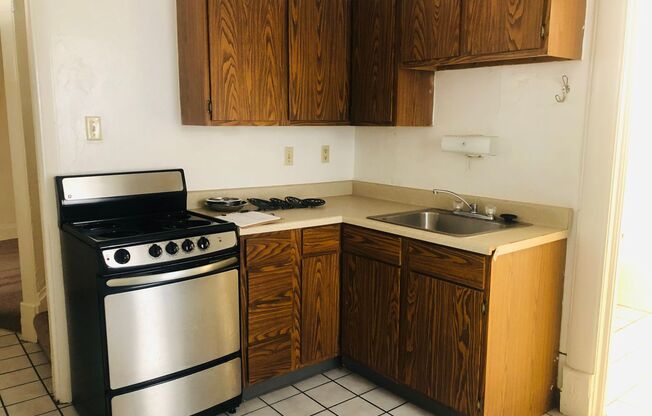 2 Bed / 1 Bath HOUSE on 10th Ave close to Wexner Medical Center and OSU CAMPUS