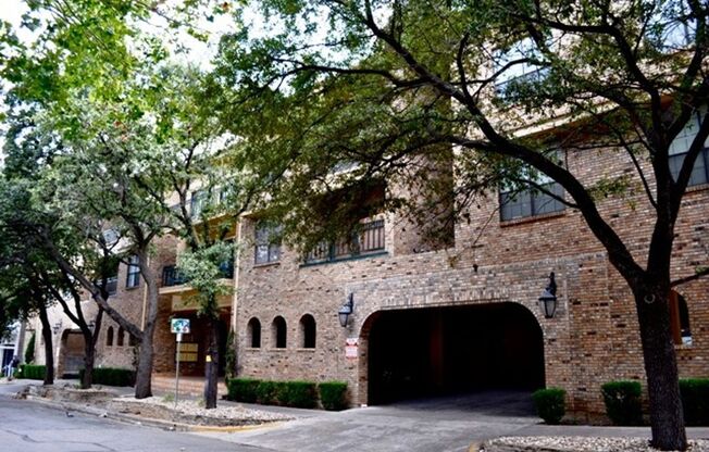 Short walk to UT Campus!