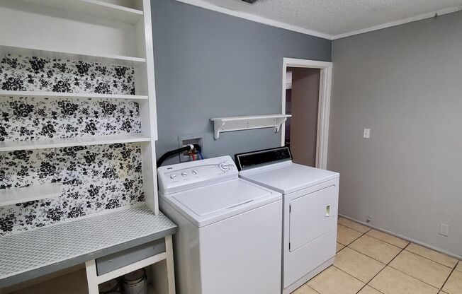 2 beds, 1 bath, 998 sqft, $950