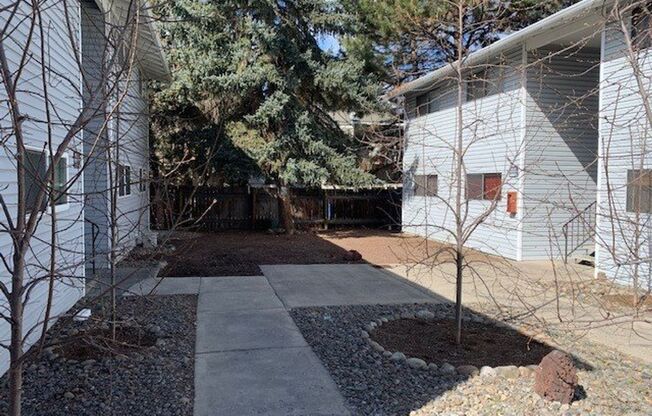 2 Bed/1 Bath SE Bend Condo with Single Car Garage