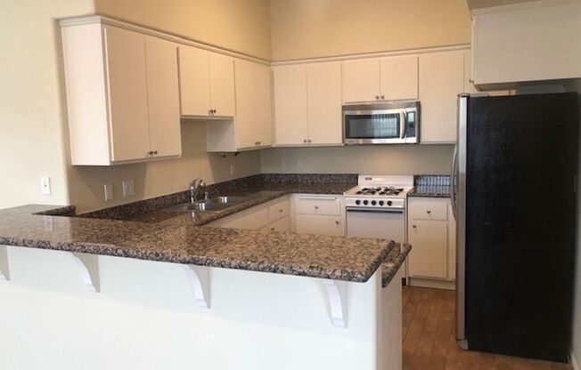 Mid Town Ventura Upstairs 2+2 Apartment