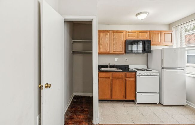 Studio, 1 bath, 280 sqft, $890, Unit A24