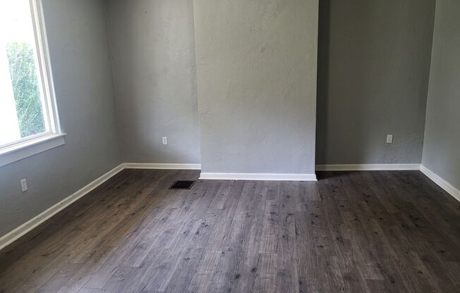 Spacious 2 bedroom in Mt Oliver! Available June 15th!