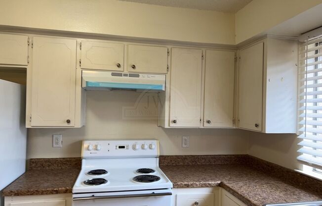 2 beds, 1.5 baths, $925, Unit 205 Mockingbird Unit B