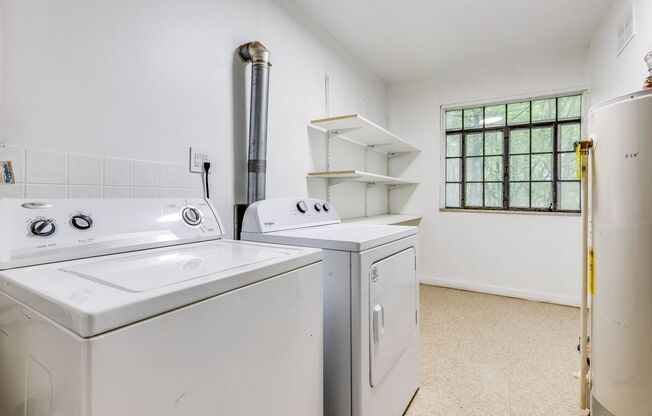 3 beds, 1 bath, $1,300, Unit Apt 3