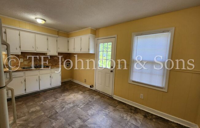 Charming 2 Bedroom Townhouse in Lexington – Cozy, Convenient, and Ready to Call Home!