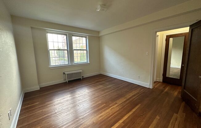 1 bed, 1 bath, 962 sqft, $1,560, Unit New King Edward  208