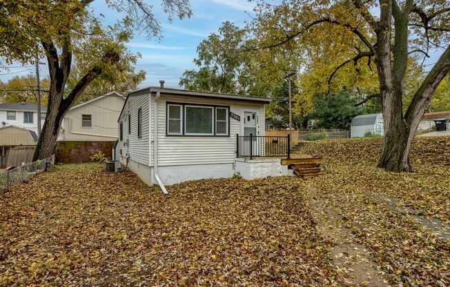 Charming 2-Bedroom With Wrap-Around Deck & Convenient Location!!