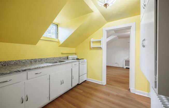 1 bed, 1 bath, $1,100, Unit Carriage House Apt