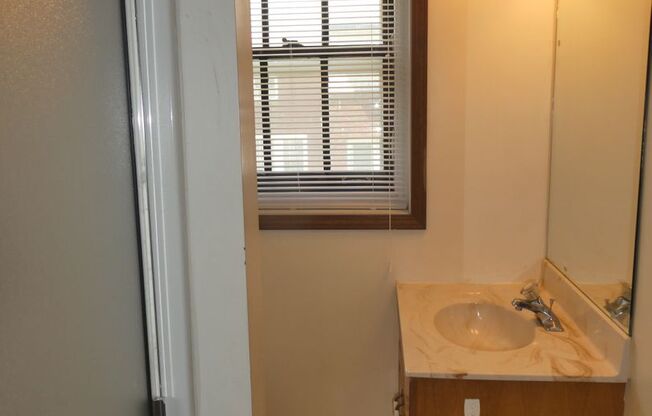 4 beds, 2 baths, $2,000, Unit Apt A