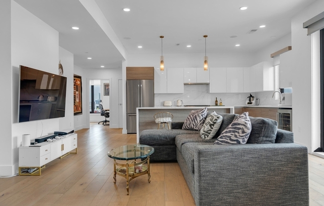 3 beds, 2 baths, 1,391 sqft, $5,500, Unit PH702